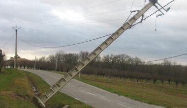 "Ils auraient fait une sortie de route et percuté le poteau électrique" : un accident de la route fait plonger une partie du village dans le noir