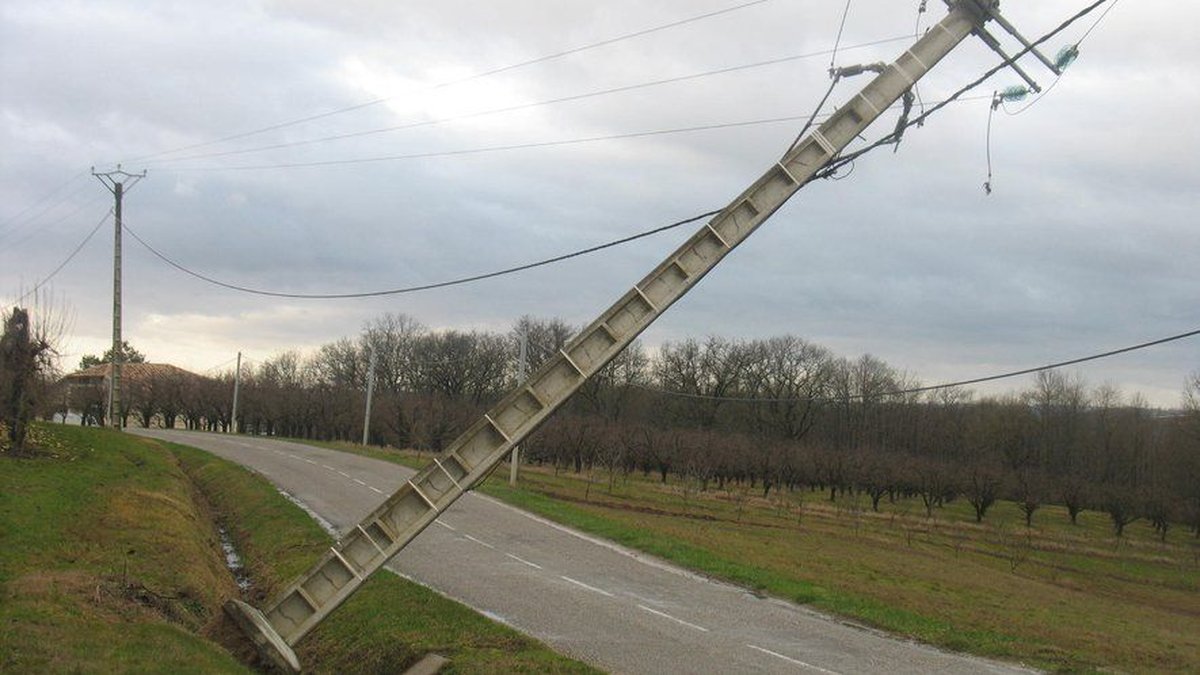 "Ils auraient fait une sortie de route et percuté le poteau électrique" : un accident de la route fait plonger une partie du village dans le noir