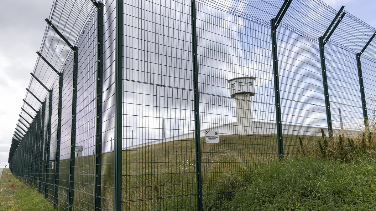 Un des prisonniers les plus dangereux de France obtient une autorisation de sortie… pour chercher du travail