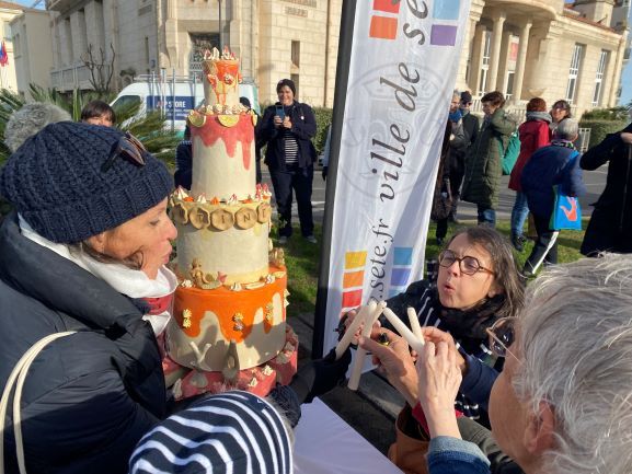 Cerise sur le gâteau : les bougies, soufflées symboliquement.