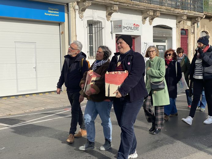 Le gâteau d’anniversaire a été transporté en plusieurs parts, entre l’espace Félix, la placette et le Miam, où les militantes aspirent à ce qu’il reste. "Ici où à la médiathèque pour qu’il soit exposé à la vue de tous", espère Sandra Bindel