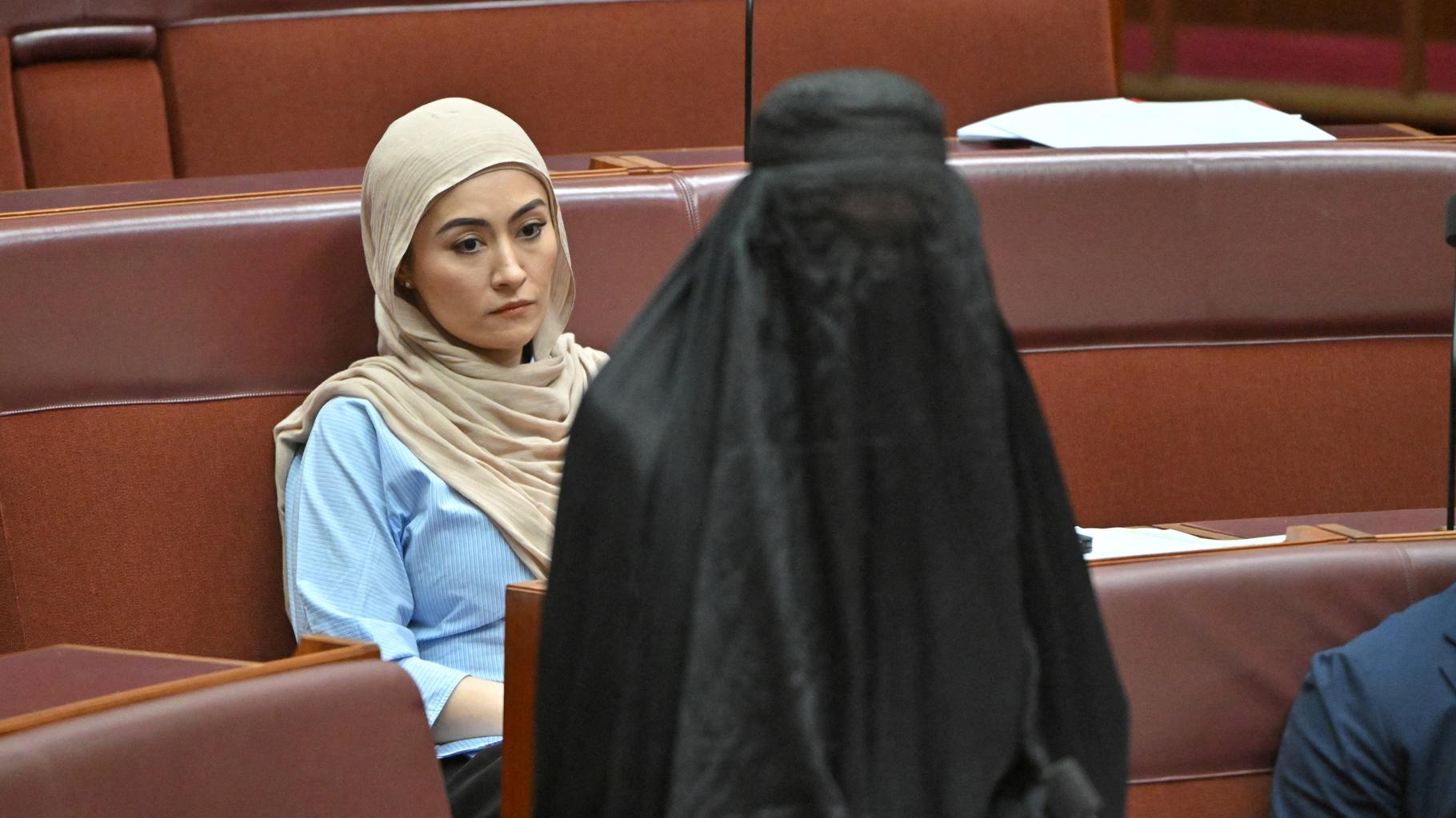 En Australie, l’élue d’extrême droite Pauline Hanson débarque en burqa au Parlement