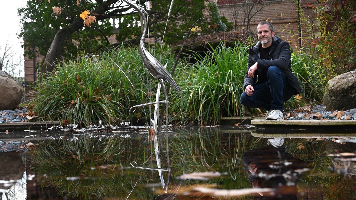 "Je n’avais jamais tenu de disqueuse et je ne savais pas souder" : Julien Bernard, l’employé municipal qui embellit les jardins de ses sculptures en métal