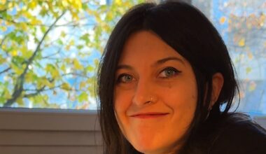 Souris à deux têtes, poussin avec des bras de rats… une artiste gothique transforme la mort en art fascinant