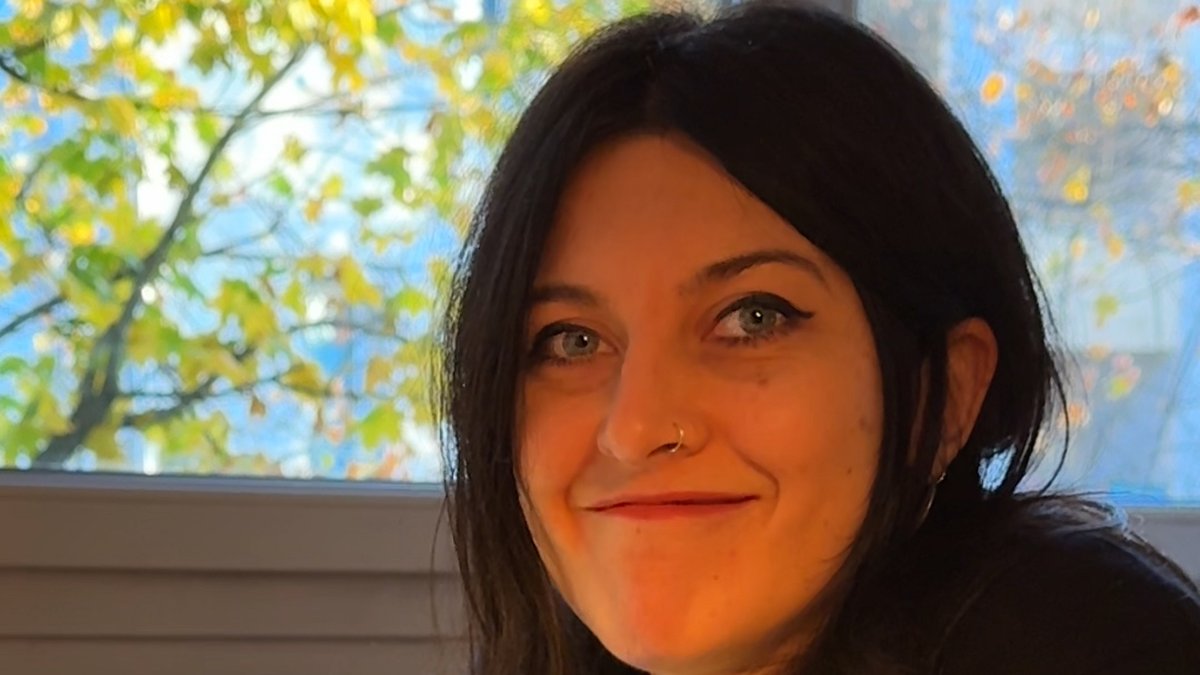 Souris à deux têtes, poussin avec des bras de rats… une artiste gothique transforme la mort en art fascinant