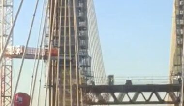 VIDÉO Les toilettes de chantier tombent d’une grue et s’explosent en plein milieu de la route, les images sont spectaculaires