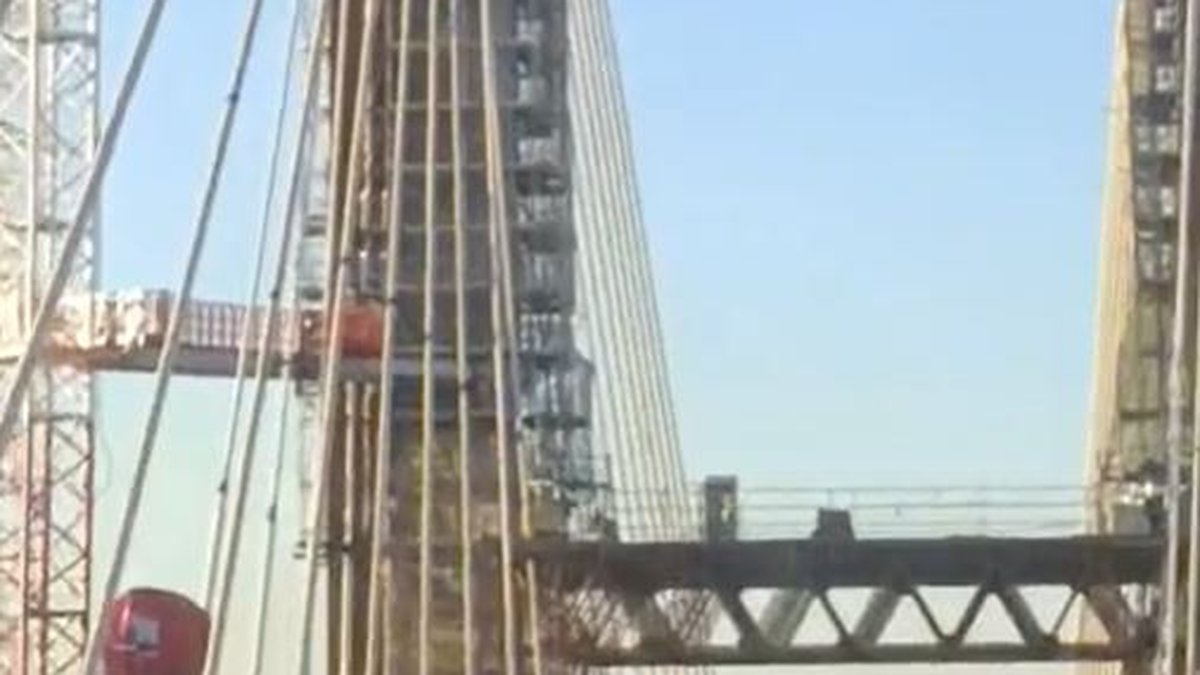 VIDÉO Les toilettes de chantier tombent d’une grue et s’explosent en plein milieu de la route, les images sont spectaculaires