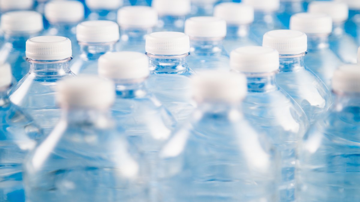 Attention si vous avez ces bouteilles d’eau minérale dans vos placards : quatre marques rappelées partout en France