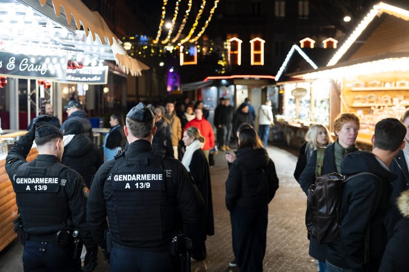 Des gendarmes patrouillent dans les allées du marché de Noël de Strasbourg, le 26 novembre 2025 dans le Bas-Rhin