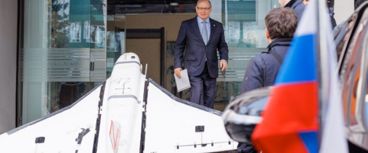 L’ambassadeur russe en Moldavie tombe nez à nez sur un drone récupéré la veille dans un village moldave après avoir violé l’espace aérien de ce pays pro-européen