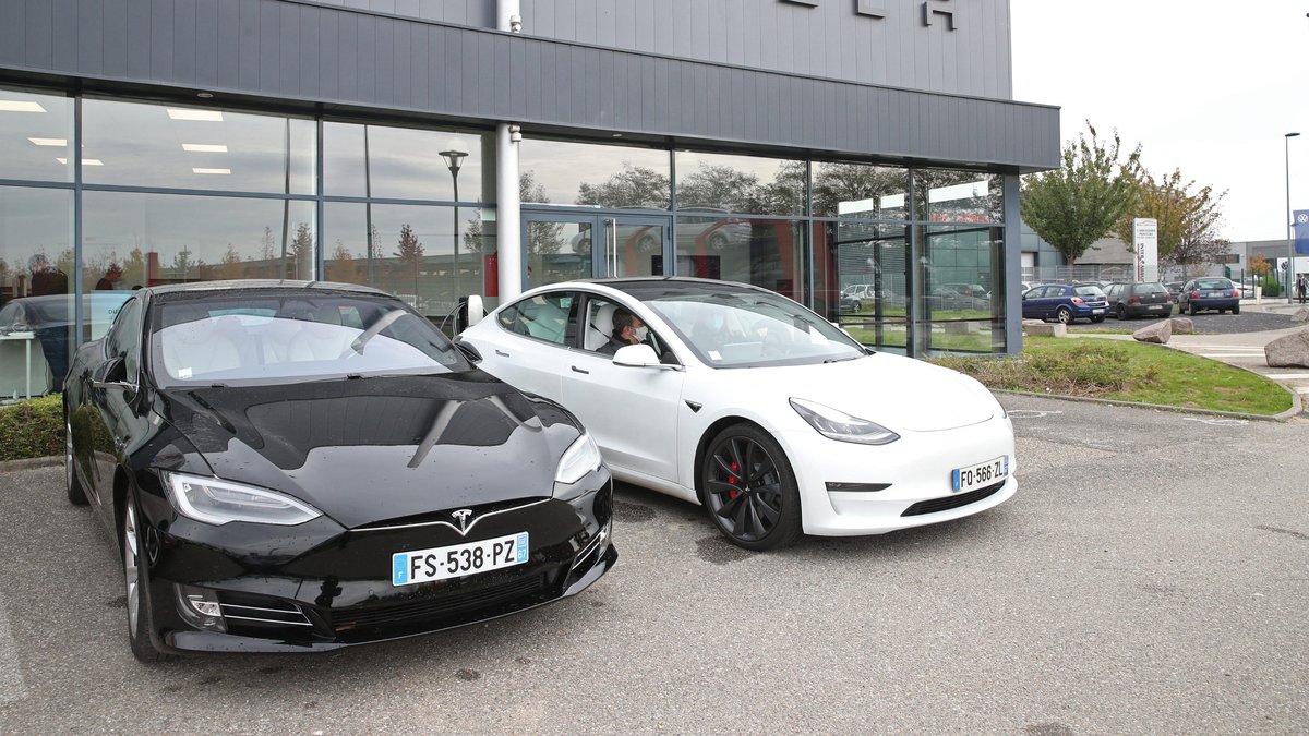 24 voitures électriques Tesla en feu près de Marseille, un groupuscule d’ultragauche revendique l’incendie