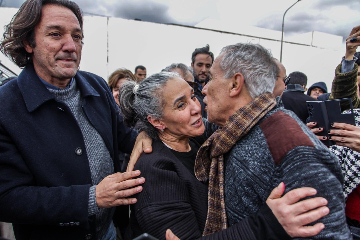 En Tunisie, l’avocate et chroniqueuse Sonia Dahmani est sortie de prison