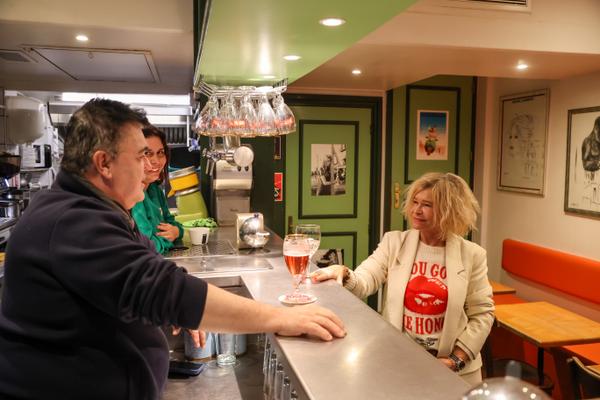 Au bar Le Gorille, Noël et Bénédicte évoquent leurs souvenirs de Brigitte Bardot. 