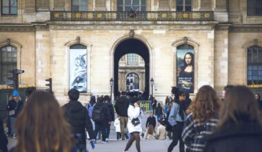 La hausse des tarifs au Louvre pour les visiteurs extra-européens "est une discrimination aberrante", dénonce la CGT