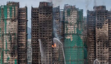 Incendie à Hong Kong : pourquoi les échafaudages en bambou sont-ils encore utilisés sur les chantiers ?
