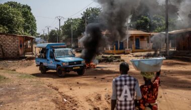 le président renversé est arrivé à Brazzaville ; un parti d’opposition dénonce un raid contre son siège dans la capitale