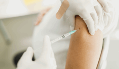 "Si on suit ce rythme, on peut tenir une semaine maximum" : en pleine campagne de vaccination contre la grippe, le cri d’alerte des pharmaciens
