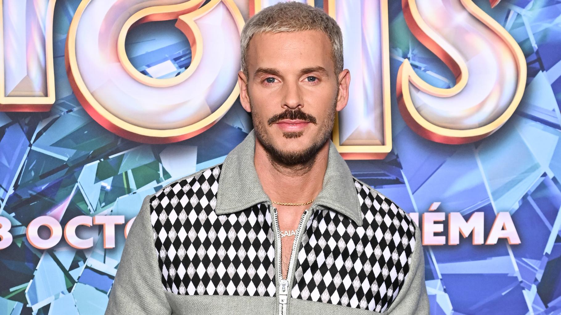 Matt Pokora fait une déclaration d’amour en larmes à ses parents sur C à Vous