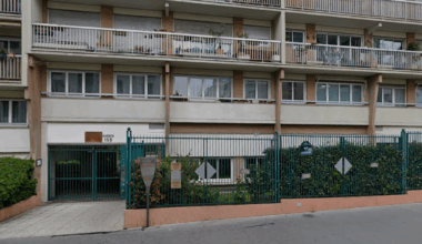 Derrière cet immeuble en plein coeur de Paris se cache un petit paradis vert à l'abri de l'agitation