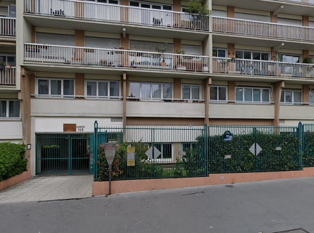 Derrière cet immeuble en plein coeur de Paris se cache un petit paradis vert à l'abri de l'agitation