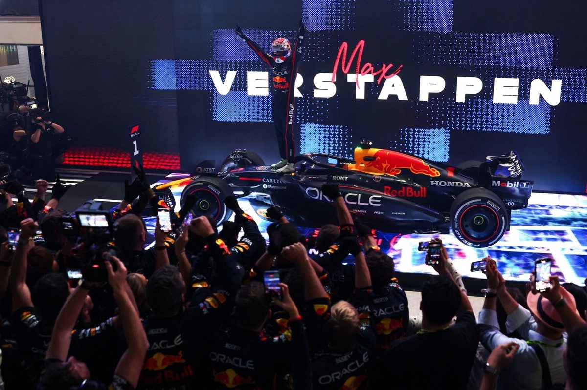 Verstappen s'impose, McLaren se prend les pieds dans la stratégie