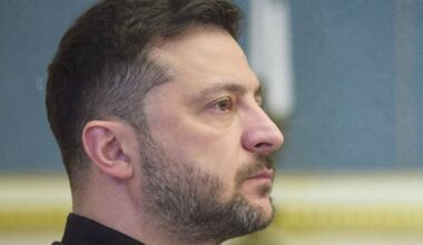 Volodymyr Zelensky, sous pression, reçu par Emmanuel Macron à Paris