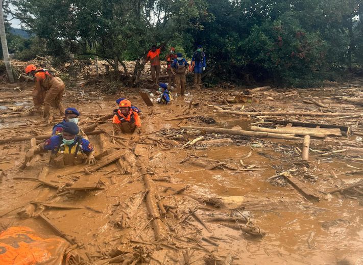 Conséquences des inondations et des glissements de terrain à Sumatra.