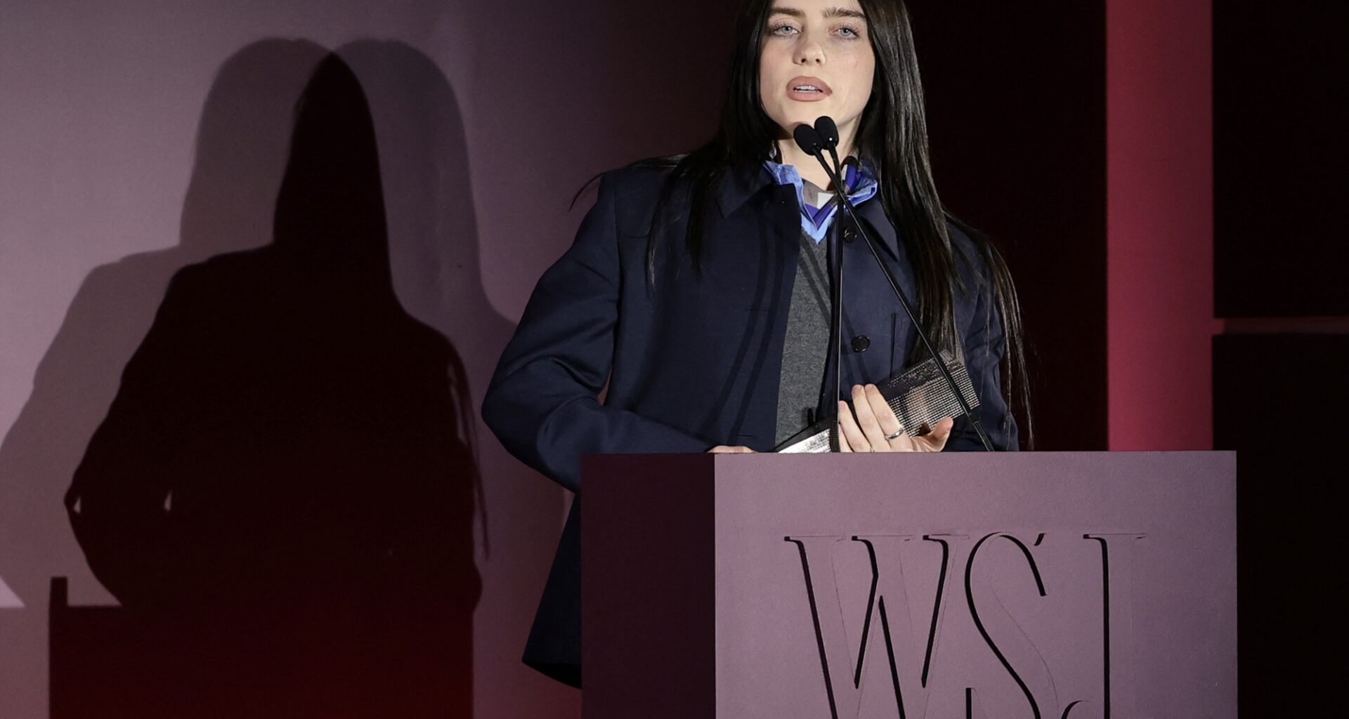 Billie Eilish encourage les milliardaires à utiliser leur fortune pour la bonne cause