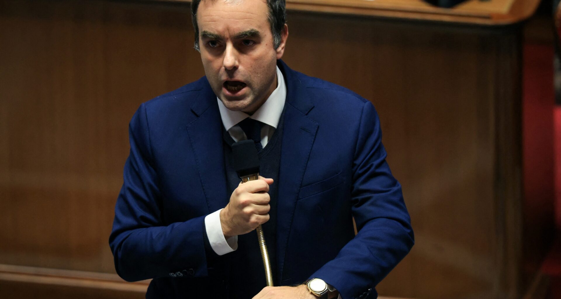 Sébastien Lecornu annonce la suspension de la hausse prévue jusqu'au printemps, pour revoir le calcul au niveau départemental