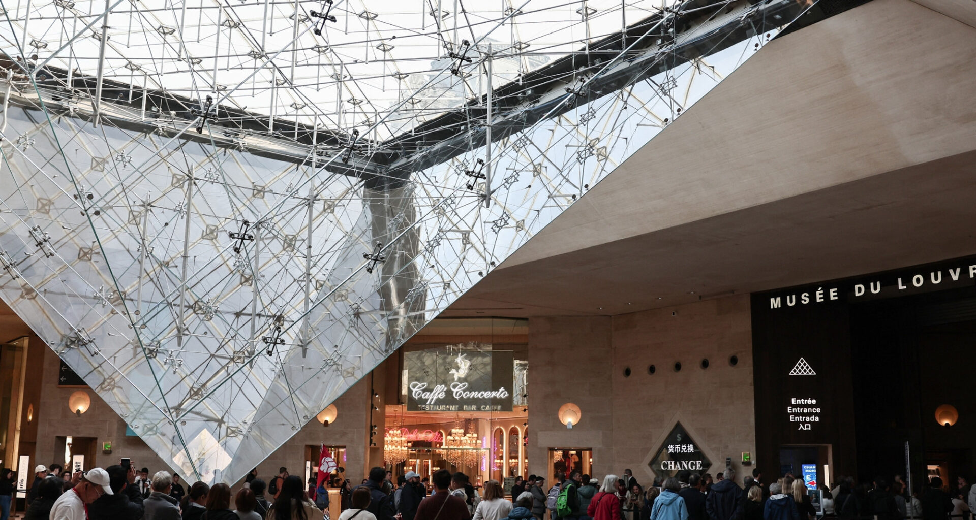 En augmentant son prix d'entrée pour les visiteurs extra-européens, le Louvre devient l'un des sites touristiques les plus chers d'Europe