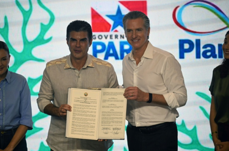 Le gouverneur de l'Etat brésilien du Para, Helder Barbalho (à gauche), et le gouverneur de Californie Gavin Newsom, à Belem au Brésil, le 11 novembre 2025. ( AFP / Mauro PIMENTEL )