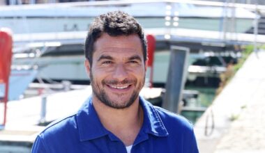 le chanteur dévoile son corps musclé avant son concert à Nice