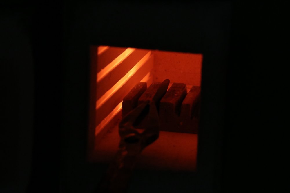 Pour que la lame soit parfaitement solide, elle doit subir un traitement thermique avec une trempe à 1 050 degrés pendant 10 minutes puis un passage plus long d'une heure dans un four à 200 degrés.