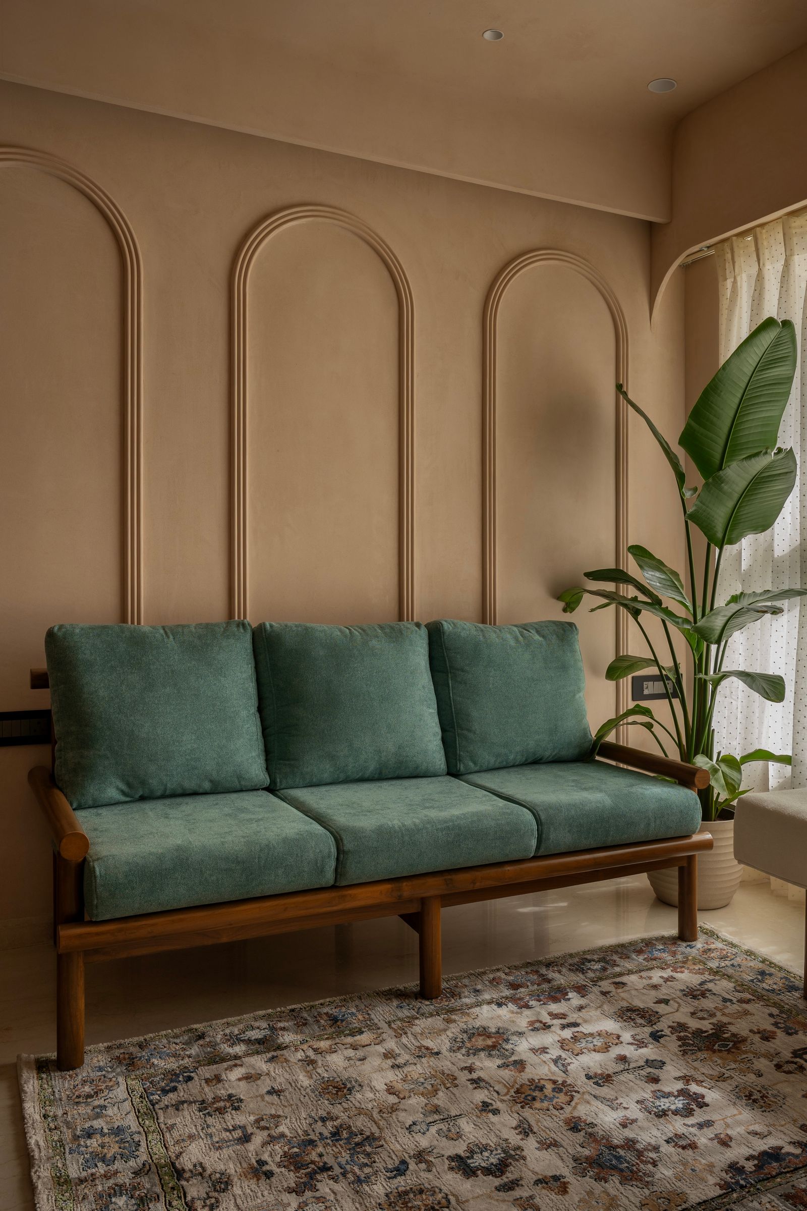 Les contours doux les rideaux ariens et les finitions tactiles crent une illusion despace sans perdre en intimit.