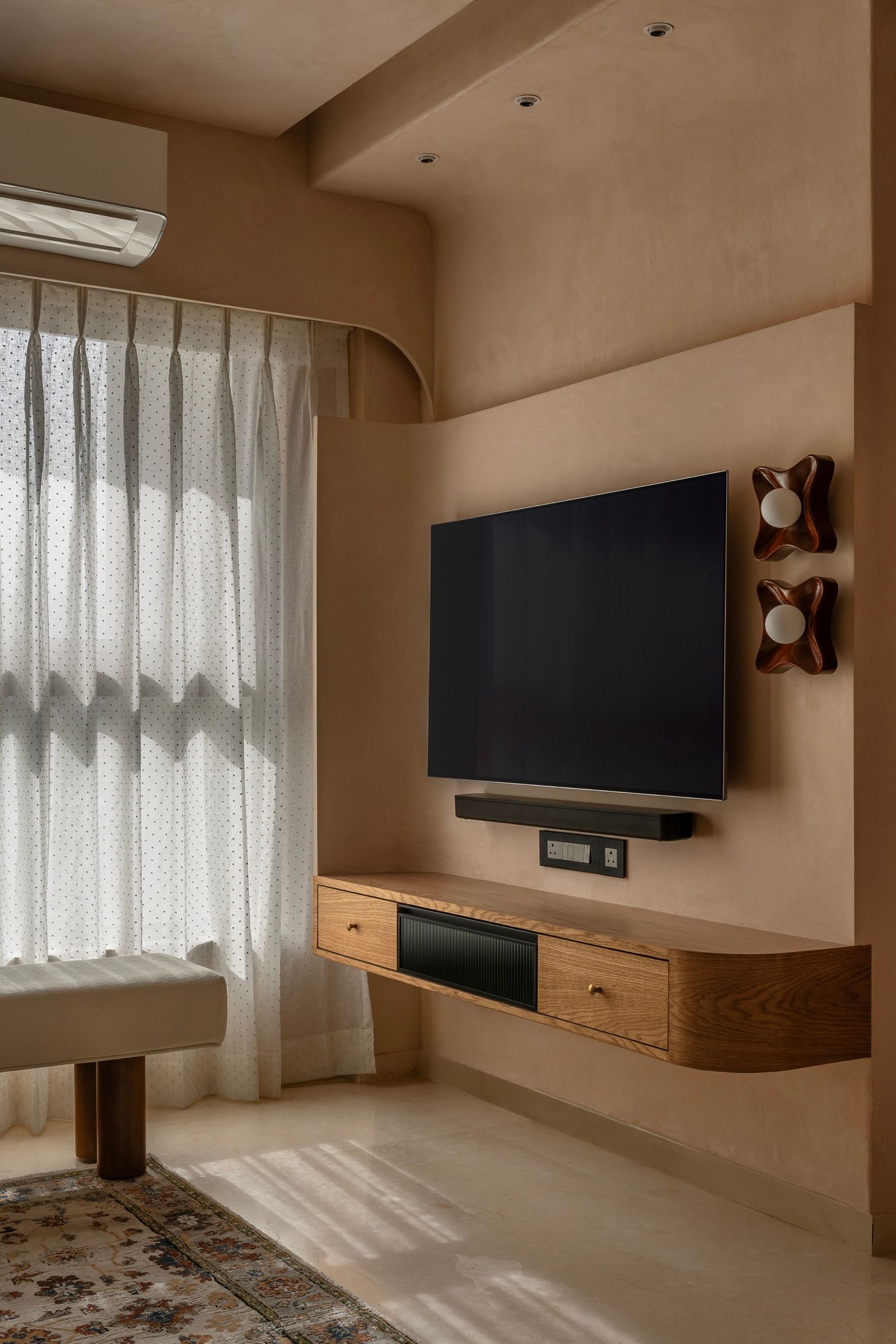 Les tagères flottantes et les arches moules dans le mur daccent ajoutent à cet effet.