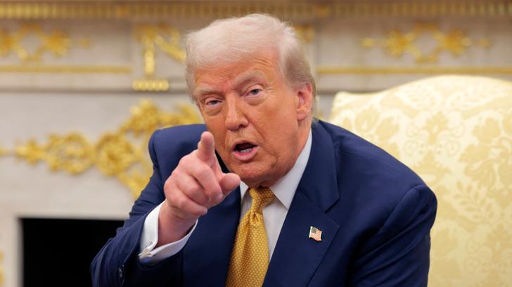 La volonté de Donald Trump (ici en juillet 2025) de gracier Juan Orlando Hernandez, l’ex-président du Honduras, n’a vraiment ni queue ni tête.