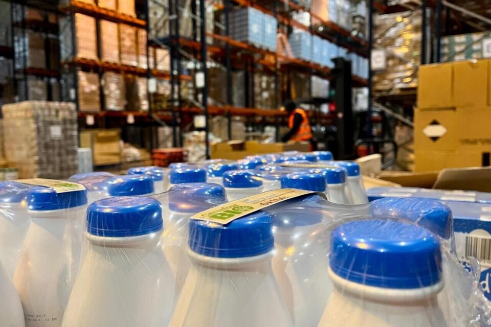 Environ 1 000 tonnes de denrées sont stockées dans cet immense entrepôt de Lille (Nord). 5 700 tonnes sont distribuées chaque année à des associations locales.