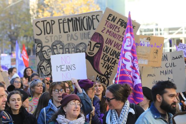 À gauche : une marche blanche a été organisée le 8 novembre dernier à la mémoire d’Isabelle Braems, 43 ans, tuée le 11 octobre par son ex-compagnon à Grasse. À droite : plus de mille personnes ont répondu à l’appel du Collectif droit des femmes samedi et ont manifesté à Nice pour faire entendre leur colère.