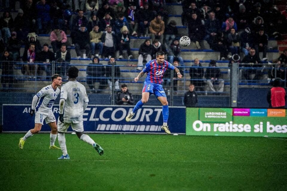 Vinicius Gomes écarte le danger de la tête.