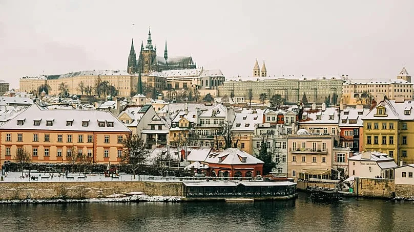 Paysage urbain de Prague sous la neige. 