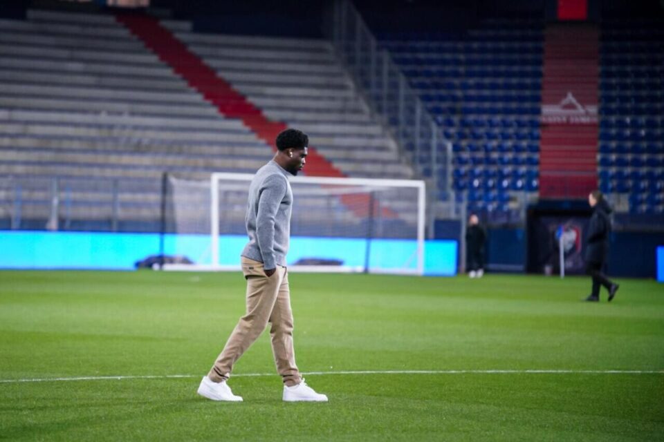 Williams Mazié sur la pelouse du stade d'Ornano, une heure et demie avant le coup d'envoi du match entre Caen et Bourg-en-Bresse.