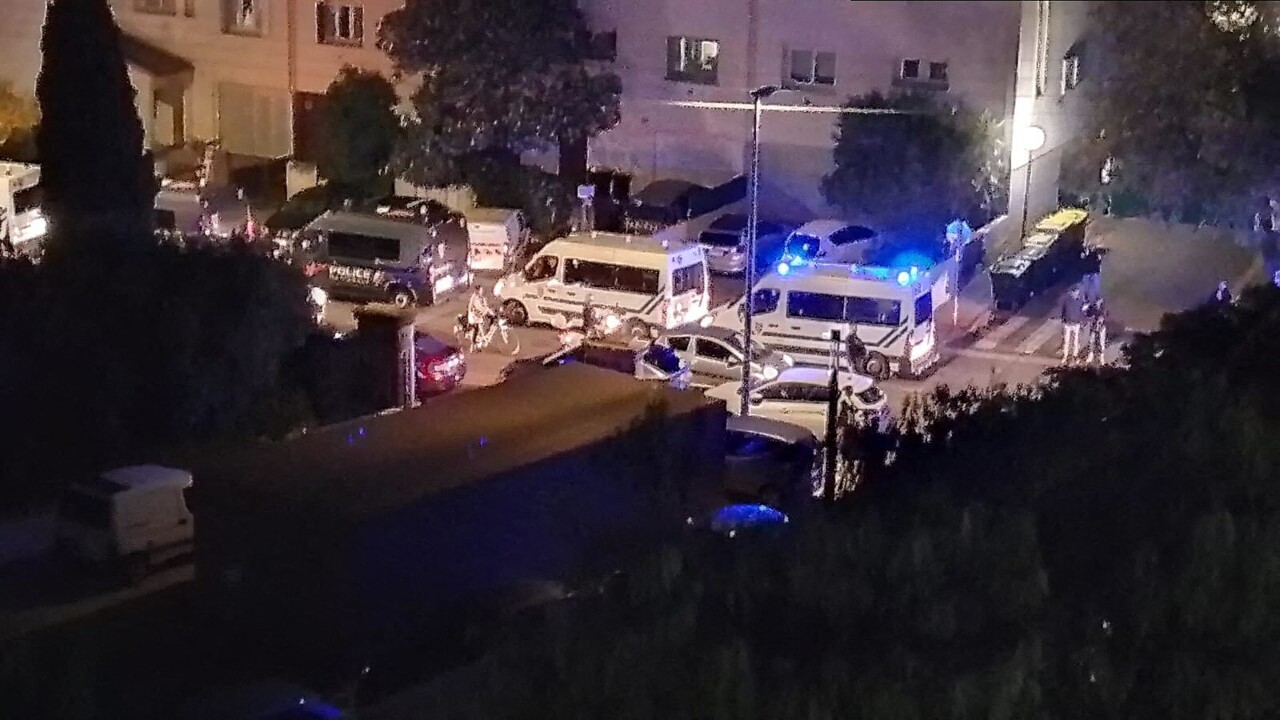 scène stupéfiante devant un immeuble occupé par 60 familles gitanes