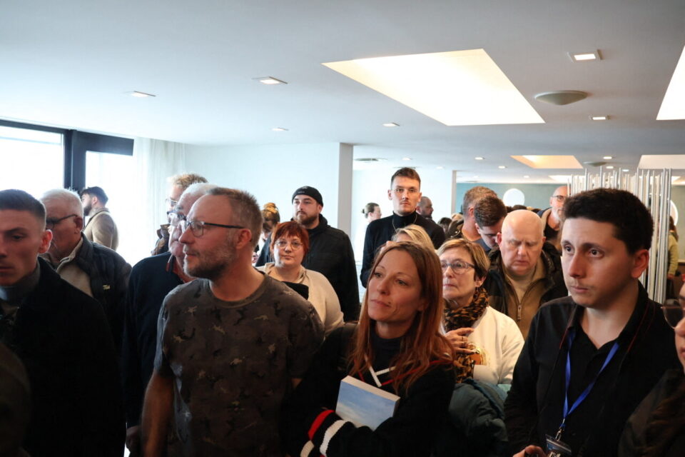 Seule étape bretonne de sa dédicace, Jordan Bardella a attiré à Saint-malo des sympathisants de toute la Bretagne, dont certains attendaient devant l'hôtel Oceania dès 9h. Alors que la séance de dédicaces ne débutait qu'à 14h.