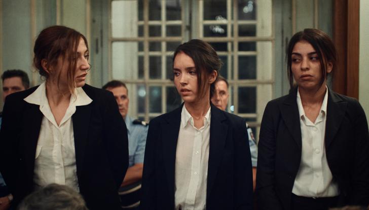 Izïa Higelin, Lyna Khoudri et Kenza Fortas, ici, dans « Le Gang des Amazones ».