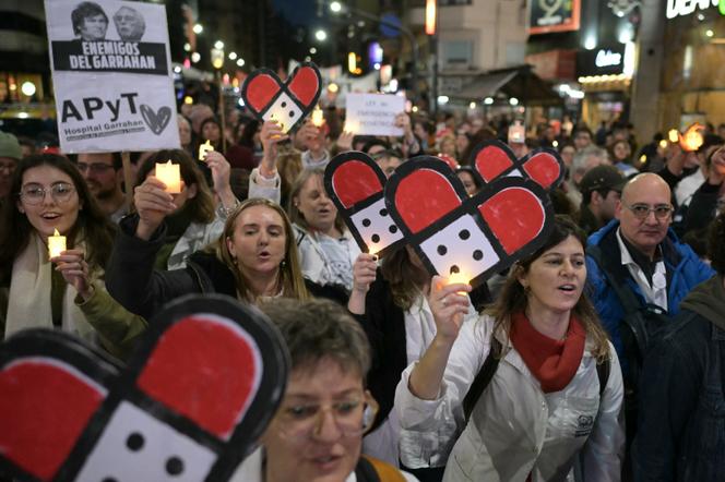 Des citoyens et des professionnels de la santé lors d’un rassemblement de soutien à l’hôpital public et contre la politique de santé du gouvernement du président Javier Milei, Buenos Aires, le 31 juillet 2025.