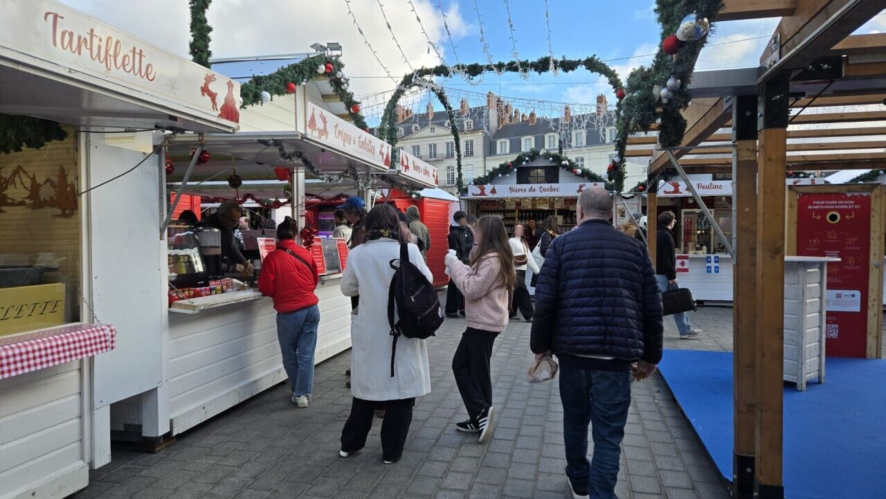 un homme arrêté avec un pistolet dans son pantalon