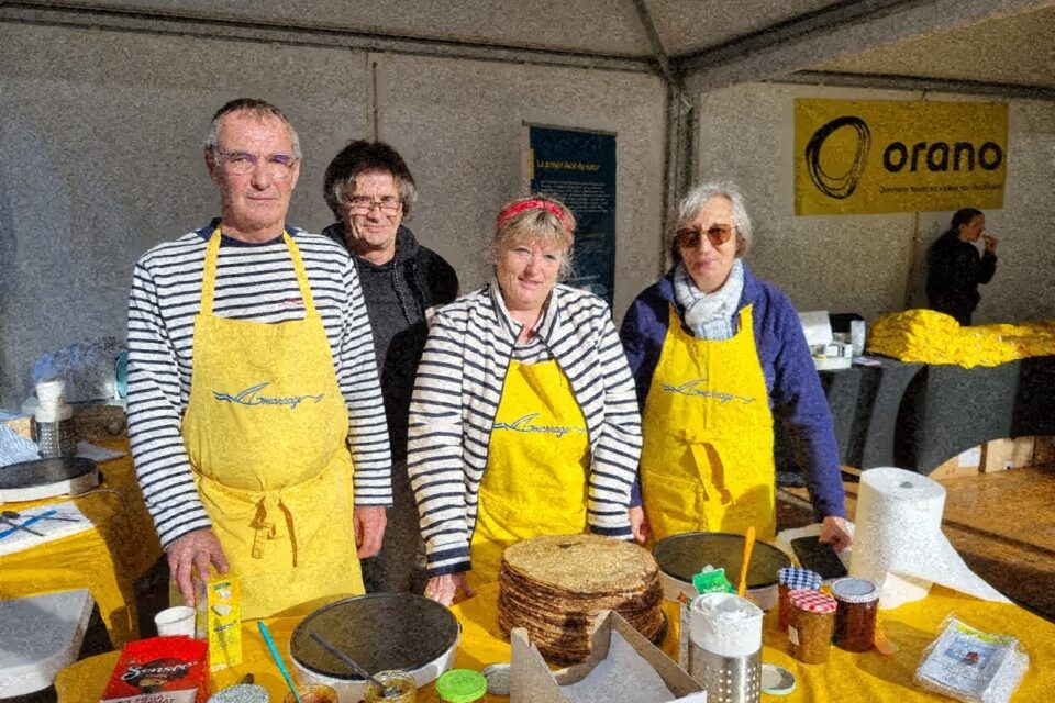 Patrice, Joël, Régine et attendent que les gourmands leur achètent des crêpes pour la bonne cause, celle d'Amarrage.