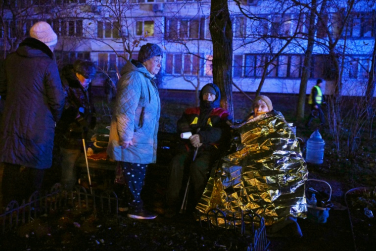 Des habitants évacués d'un immeuble à Kiev pendant un bombardement russe, le 25 novembre 2025 ( AFP / Genya SAVILOV )
