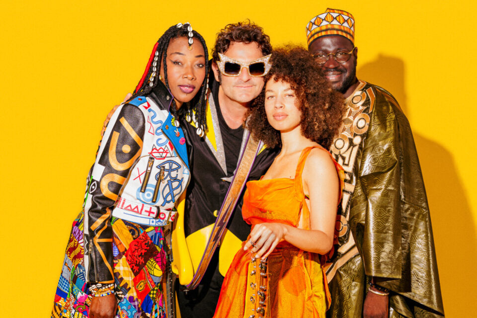 Le chanteur et guitariste -M- retrouve son collectif Lamomali pour un concert aux sonorités très maliennes.