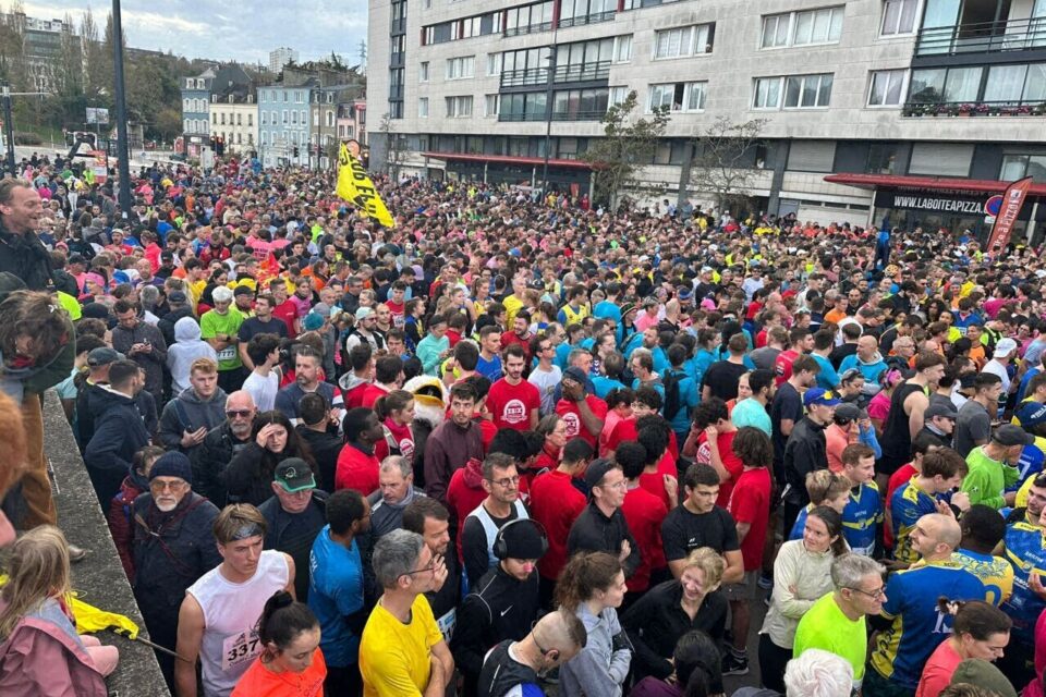 C’est une véritable marée humaine sur le quai Alexandre-III, à dix minutes de la Populaire !